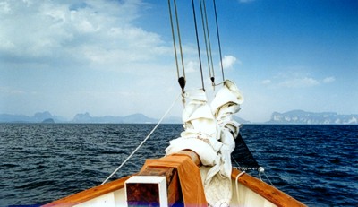 Seraph bow pointing the sea