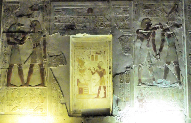 Nische zwischen den Kapellen in Abydos