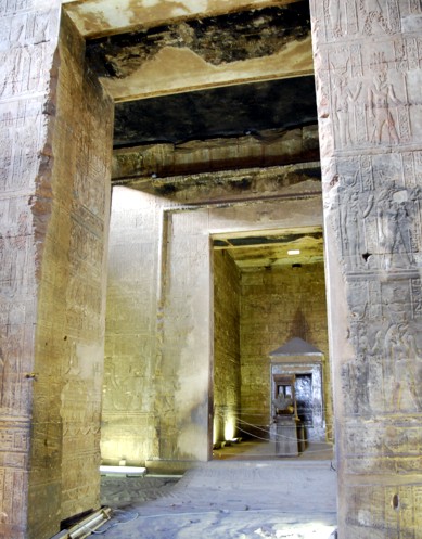 Barkenschrein in Edfu Durchgänge zum Allerheiligsten