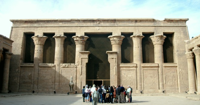 Säulenhalle des Horus-Tempels Säulenhalle in Edfu