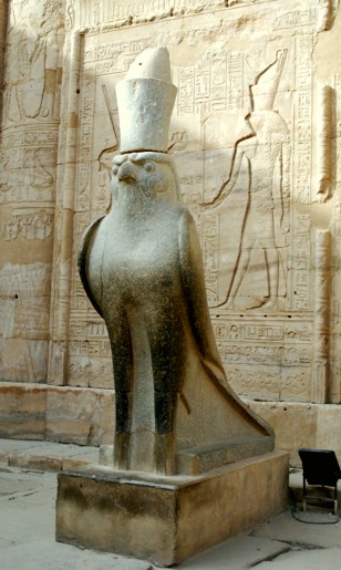 Horus im Tempel von Edfu Horus-Statue