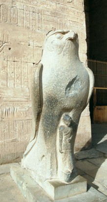 Horus-Statue in Edfu Horus-Statue vor dem ersten Pylon