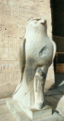 Horus-Statue vor dem ersten Pylon