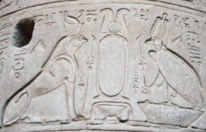 leere Kartusche eines ptolemaischen Herrschers in Edfu Horus und Nechbet mit leerer Kartusche