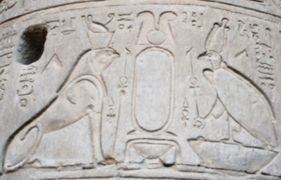 Horus und Nechbet mit leerer Kartusche