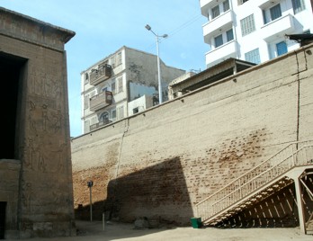 Tempel von Esna unter Stadtniveau