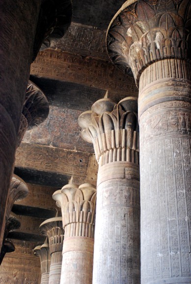 Säulenhalle und Kapitelle im Tempel von Esna Kapitelle in Esna