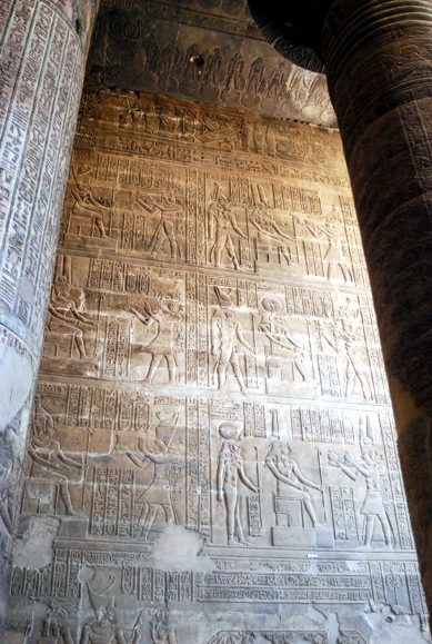 Ptolemaische Wandreliefs in Esna Wandreliefs von Esna