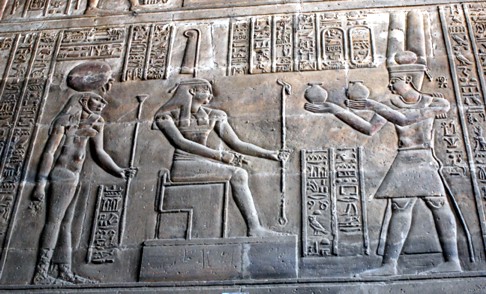 Opferszene mit Maat und Sechmet Der Pharao opfert Maat und Sechmet