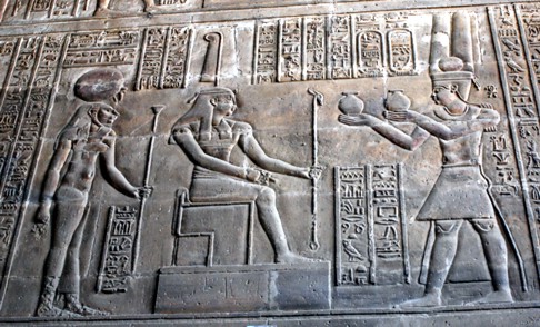 Der Pharao opfert Maat und Sechmet