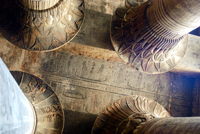 Astronomische Decke und Kapitelle in Esna Kapitelle und Decke des Chnum-Tempels von Esna