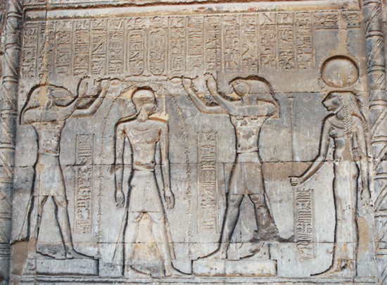 Ptolemaios wird mit dem Wasser des Lebens übergossen Thot und Harsiese übergießen den König mit dem Wasser des Lebens