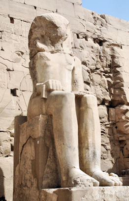 Kollossalstatue vor dem 8. Pylon