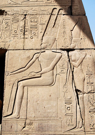 Amun und Mut am 9. Pylon in Karnak