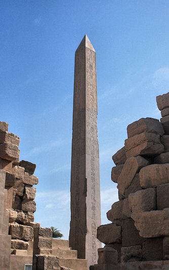 stehender Hatschepsut-Oblelisk in Karnak