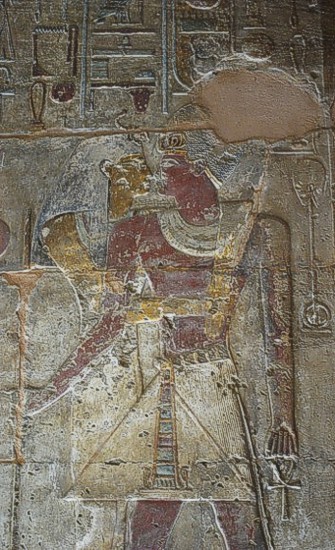 Thutmosis III. umarmt von Isis