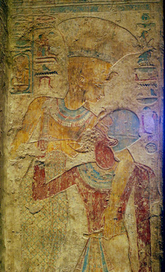 Ramses II wird von Anuket gestillt Anuket stillt Ramses II.