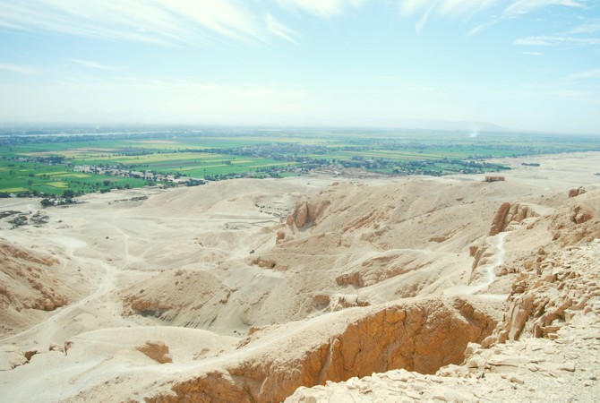 Blick über die Thebanischen Berge nach Deir El Medina