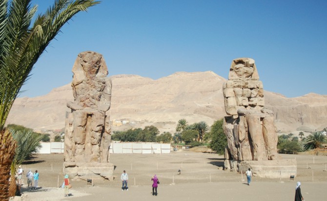 Die Memnonskolosse Amenophis III. vor seinem nicht mehr existenten Tempel