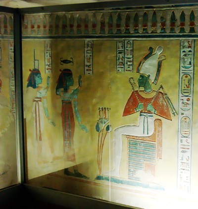 Isis und Neith vor Osiris