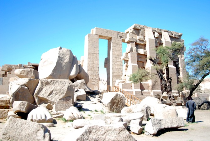 Die Füße einer Kolossalstatue im Ramesseum Im Ramesseum