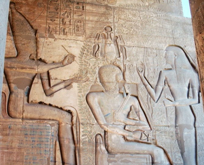 Thot und Seschat schreiben Ramses' Namen auf die Blätter des Ischedbaums Ramses unter dem Ischedbaum