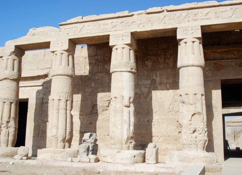 Portikus des Palastes mit den Kartuschen Ramses II.